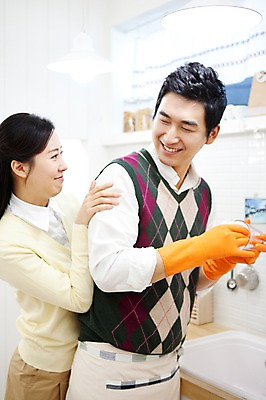 포토 JPG 라이프스타일 그릇 부부 커플 여자 남자 가사 엄마 실내 사랑 가족애 서기 미소 웃음 들기 사람 동양인 상반신 성인 두명 라이프 컵 30대 주방 앞치마 한국인 도움 아빠 설거지 고무장갑 장년만 성인만 국내포토 식기 감정 장갑 컨셉 가족 관계 모션 표정 인종 내부 생활 장년 고무 파일형식