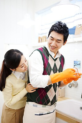 포토 JPG 라이프스타일 그릇 부부 커플 여자 남자 가사 엄마 실내 사랑 가족애 서기 미소 웃음 들기 사람 동양인 상반신 성인 두명 라이프 컵 30대 주방 앞치마 한국인 아빠 설거지 고무장갑 장년만 성인만 국내포토 식기 감정 장갑 가족 관계 모션 표정 인종 내부 생활 장년 고무 파일형식