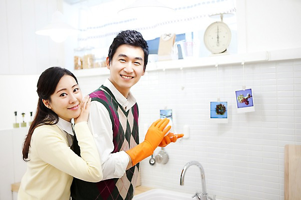 포토 JPG 라이프스타일 그릇 부부 커플 여자 남자 가사 엄마 실내 저울 사랑 가족애 서기 미소 웃음 들기 사람 동양인 상반신 성인 두명 라이프 장식 30대 주방 앞치마 한국인 도움 아빠 설거지 수도 고무장갑 기념사진 수도_상하수도 장년만 성인만 국내포토 식기 감정 장갑 컨셉 가족 관계 모션 표정 인종 내부 생활 장년 고무 상하수도 파일형식