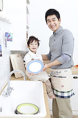 포토 JPG 전신 라이프스타일 그릇 접시 남자 행복 아들 어린이 가사 가족 주방용품 도마 실내 두건 사랑 가족애 서기 미소 웃음 들기 사람 앉기 동양인 소년 상반신 성인 두명 라이프 30대 주방 앞치마 유치원생 기쁨 한국인 자녀 도움 아빠 설거지 즐거움 싱크대 수도 보여주기 수도_상하수도 남자만 국내포토 식기 감정 생활용품 컨셉 관계 모션 표정 인종 내부 생활 장년 개수대 상하수도 파일형식