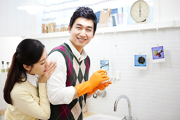 포토 JPG 라이프스타일 그릇 부부 커플 여자 남자 가사 엄마 실내 저울 사랑 가족애 서기 미소 웃음 들기 사람 동양인 상반신 성인 두명 라이프 장식 30대 주방 앞치마 한국인 아빠 설거지 싱크대 수도 고무장갑 기념사진 수도_상하수도 장년만 성인만 국내포토 식기 감정 장갑 가족 관계 모션 표정 인종 내부 생활 장년 개수대 고무 상하수도 파일형식