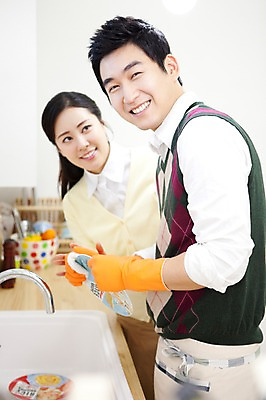 포토 JPG 라이프스타일 그릇 접시 부부 커플 여자 남자 가사 엄마 실내 사랑 가족애 서기 미소 웃음 들기 사람 동양인 상반신 성인 두명 라이프 30대 주방 앞치마 한국인 도움 아빠 설거지 싱크대 수도 고무장갑 수도_상하수도 장년만 성인만 국내포토 식기 감정 장갑 컨셉 가족 관계 모션 표정 인종 내부 생활 장년 개수대 고무 상하수도 파일형식