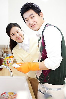 포토 JPG 라이프스타일 그릇 부부 커플 여자 남자 가사 엄마 실내 사랑 가족애 서기 미소 웃음 들기 사람 동양인 상반신 성인 두명 라이프 30대 주방 앞치마 한국인 도움 아빠 설거지 싱크대 수도 고무장갑 수도_상하수도 장년만 성인만 국내포토 식기 감정 장갑 컨셉 가족 관계 모션 표정 인종 내부 생활 장년 개수대 고무 상하수도 파일형식