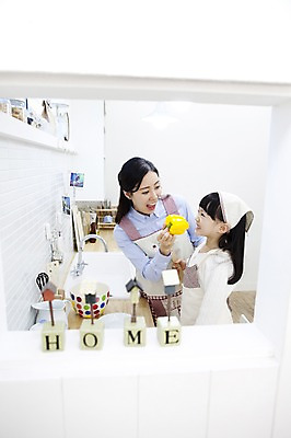 포토 JPG 라이프스타일 여자 딸 행복 어린이 가사 채소 가족 엄마 피망 실내 두건 사랑 가족애 요리 서기 미소 웃음 들기 사람 동양인 상반신 성인 두명 라이프 30대 주방 앞치마 유치원생 기쁨 한국인 자녀 도움 즐거움 싱크대 여자만 국내포토 감정 컨셉 관계 모션 표정 인종 내부 생활 장년 개수대 파일형식