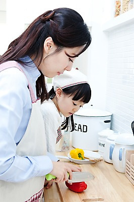 포토 JPG 라이프스타일 여자 딸 행복 어린이 가사 채소 가족 엄마 주방용품 피망 도마 실내 두건 사랑 가족애 요리 서기 미소 웃음 사람 동양인 상반신 성인 두명 라이프 30대 주방 앞치마 유치원생 기쁨 한국인 자녀 도움 칼 자르기 즐거움 싱크대 여자만 국내포토 감정 생활용품 컨셉 관계 모션 표정 인종 내부 생활 장년 개수대 파일형식