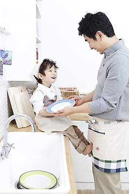포토 JPG 전신 라이프스타일 그릇 접시 남자 행복 아들 어린이 가사 가족 주방용품 도마 실내 두건 사랑 가족애 서기 미소 웃음 들기 사람 앉기 동양인 소년 상반신 성인 두명 라이프 30대 주방 앞치마 유치원생 기쁨 한국인 자녀 도움 아빠 설거지 즐거움 싱크대 수도 수도_상하수도 남자만 국내포토 식기 감정 생활용품 컨셉 관계 모션 표정 인종 내부 생활 장년 개수대 상하수도 파일형식