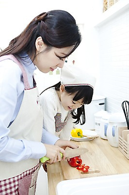 포토 JPG 라이프스타일 여자 딸 행복 어린이 가사 채소 가족 엄마 주방용품 단면 피망 도마 실내 두건 사랑 가족애 요리 서기 미소 웃음 사람 동양인 상반신 성인 두명 라이프 30대 주방 앞치마 유치원생 기쁨 한국인 자녀 도움 칼 자르기 즐거움 슬라이스 여자만 국내포토 감정 생활용품 컨셉 관계 모션 표정 인종 내부 생활 장년 파일형식