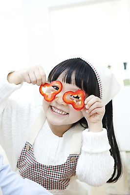 포토 JPG 라이프스타일 여자 딸 행복 어린이 가사 채소 단면 피망 실내 두건 사랑 가족애 요리 한명 서기 미소 웃음 들기 사람 동양인 상반신 주방 앞치마 유치원생 기쁨 한국인 자녀 도움 즐거움 슬라이스 여자만 여자한명만 어린이만 소녀한명만 국내포토 1 감정 컨셉 가족 모션 표정 인종 내부 생활 소녀만 파일형식