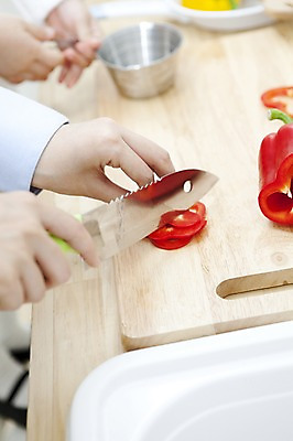 포토 JPG 라이프스타일 손 어린이 가사 채소 가족 주방용품 단면 피망 도마 실내 요리 사람 성인 두명 라이프 신체부위 주방 도움 칼 자르기 싱크대 슬라이스 국내포토 생활용품 컨셉 관계 모션 내부 생활 개수대 파일형식