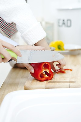 포토 JPG 라이프스타일 손 어린이 가사 채소 가족 주방용품 단면 피망 도마 실내 요리 사람 성인 두명 라이프 신체부위 주방 앞치마 도움 칼 자르기 싱크대 슬라이스 국내포토 생활용품 컨셉 관계 모션 내부 생활 개수대 파일형식