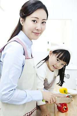 포토 JPG 라이프스타일 여자 딸 행복 어린이 가사 채소 가족 엄마 주방용품 단면 피망 실내 두건 사랑 가족애 요리 서기 미소 웃음 사람 동양인 상반신 성인 두명 라이프 30대 주방 앞치마 유치원생 기쁨 한국인 자녀 도움 칼 자르기 즐거움 슬라이스 여자만 국내포토 감정 생활용품 컨셉 관계 모션 표정 인종 내부 생활 장년 파일형식