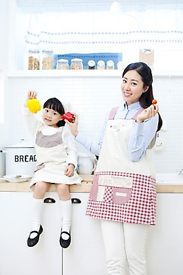 포토 JPG 전신 라이프스타일 여자 딸 행복 어린이 가사 채소 가족 방울토마토 엄마 주방용품 피망 실내 두건 사랑 가족애 요리 서기 미소 웃음 들기 사람 앉기 동양인 상반신 성인 두명 라이프 30대 주방 앞치마 유치원생 기쁨 한국인 자녀 도움 냄비 즐거움 싱크대 조미료통 여자만 국내포토 감정 생활용품 컨셉 토마토 관계 모션 통 표정 인종 내부 생활 장년 솥 개수대 파일형식