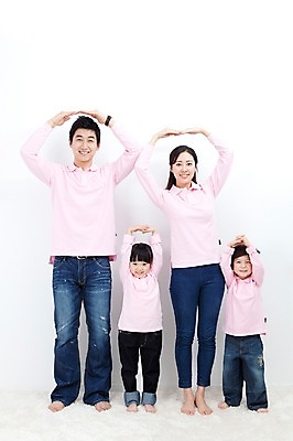 포토 JPG 전신 라이프스타일 여자 남자 행복 아들 어린이 포즈 가족 모션 엄마 실내 사랑 가족애 서기 미소 웃음 누끼 사람 동양인 소년 여러명 성인 라이프 30대 카펫 유치원생 기쁨 한국인 자녀 하트 아빠 즐거움 패밀리룩 국내포토 모양 옷 감정 다수 관계 표정 인종 내부 생활 장년 파일형식