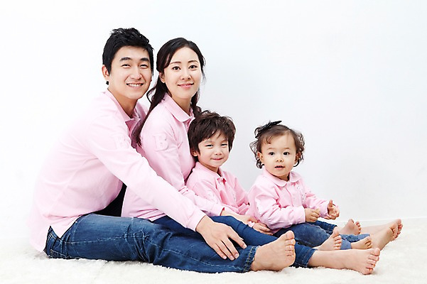 포토 JPG 전신 라이프스타일 여자 남자 딸 행복 아들 어린이 포즈 가족 안기 모션 엄마 실내 사랑 가족애 미소 웃음 누끼 사람 앉기 동양인 소년 여러명 성인 라이프 30대 카펫 유치원생 기쁨 한국인 자녀 아기 아빠 즐거움 패밀리룩 국내포토 옷 감정 다수 관계 표정 인종 내부 생활 장년 파일형식