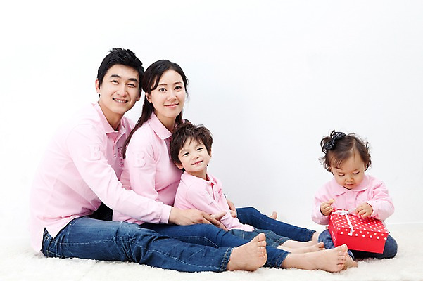 포토 JPG 전신 라이프스타일 여자 남자 딸 행복 아들 어린이 포즈 가족 안기 모션 엄마 실내 선물 사랑 가족애 미소 웃음 들기 누끼 사람 앉기 동양인 소년 여러명 성인 라이프 30대 선물상자 상자 카펫 유치원생 기쁨 한국인 자녀 아기 아빠 즐거움 패밀리룩 국내포토 옷 감정 다수 관계 표정 인종 내부 생활 장년 파일형식