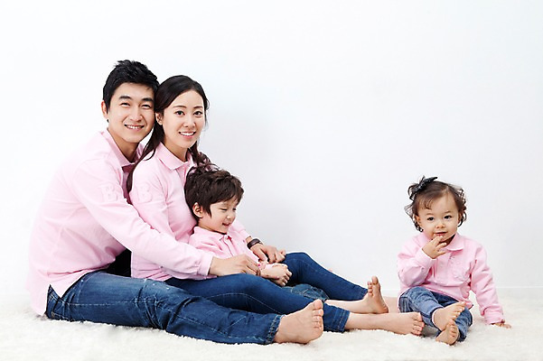 포토 JPG 전신 라이프스타일 여자 남자 딸 행복 아들 어린이 포즈 가족 안기 모션 엄마 실내 사랑 가족애 미소 웃음 들기 누끼 사람 앉기 동양인 소년 여러명 성인 라이프 30대 카펫 유치원생 기쁨 한국인 자녀 아기 아빠 즐거움 패밀리룩 국내포토 옷 감정 다수 관계 표정 인종 내부 생활 장년 파일형식