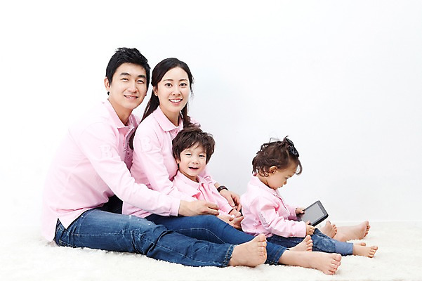 포토 JPG 전신 라이프스타일 응시 여자 남자 딸 행복 아들 어린이 포즈 가족 안기 모션 엄마 실내 사랑 가족애 미소 웃음 들기 누끼 사람 앉기 동양인 소년 여러명 성인 라이프 30대 태블릿 카펫 유치원생 기쁨 한국인 자녀 아기 아빠 즐거움 패밀리룩 국내포토 시선 옷 감정 다수 관계 표정 인종 내부 생활 장년 전자제품 스마트기기 파일형식