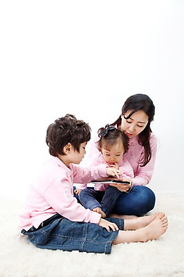 포토 JPG 전신 라이프스타일 응시 여자 남자 딸 행복 아들 어린이 포즈 가족 안기 모션 엄마 실내 사랑 가족애 미소 웃음 들기 누끼 사람 앉기 동양인 소년 성인 라이프 30대 태블릿 카펫 유치원생 기쁨 한국인 자녀 아기 즐거움 패밀리룩 국내포토 시선 옷 감정 관계 표정 인종 내부 생활 장년 전자제품 스마트기기 파일형식