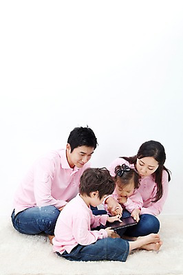 포토 JPG 전신 라이프스타일 응시 여자 남자 딸 행복 아들 어린이 포즈 가족 안기 모션 엄마 실내 사랑 가족애 미소 웃음 들기 누끼 사람 앉기 동양인 소년 여러명 성인 라이프 30대 노트북 컴퓨터 태블릿 카펫 유치원생 기쁨 한국인 자녀 아기 아빠 즐거움 패밀리룩 국내포토 시선 옷 감정 다수 관계 표정 인종 내부 생활 장년 전자제품 스마트기기 파일형식