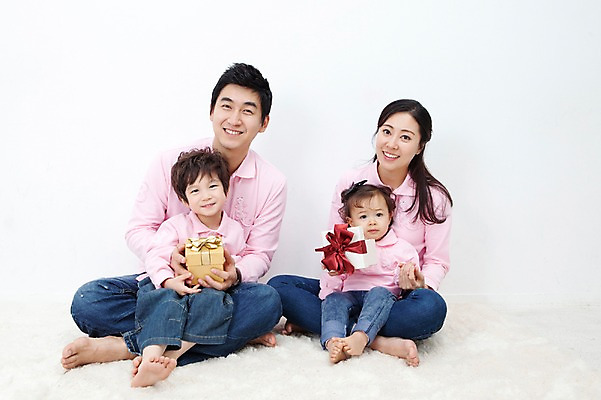 포토 JPG 전신 라이프스타일 여자 남자 딸 행복 아들 어린이 포즈 가족 안기 모션 엄마 실내 선물 사랑 가족애 미소 웃음 들기 누끼 사람 앉기 동양인 소년 여러명 성인 라이프 30대 선물상자 상자 카펫 유치원생 기쁨 한국인 자녀 아기 아빠 즐거움 패밀리룩 국내포토 옷 감정 다수 관계 표정 인종 내부 생활 장년 파일형식