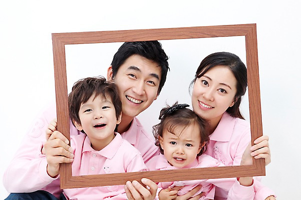 포토 JPG 라이프스타일 여자 남자 딸 행복 아들 어린이 포즈 액자 가족 안기 모션 엄마 프레임 실내 사랑 가족애 틀 미소 웃음 들기 누끼 사람 앉기 동양인 소년 여러명 상반신 성인 라이프 30대 유치원생 기쁨 한국인 자녀 아기 아빠 즐거움 가족사진 패밀리룩 국내포토 옷 감정 다수 관계 표정 인종 내부 생활 장년 파일형식 단체사진