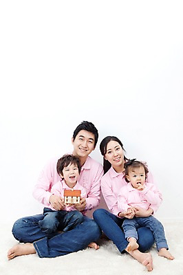 포토 JPG 전신 라이프스타일 여자 남자 딸 행복 아들 어린이 포즈 가족 안기 모션 엄마 주택 실내 사랑 가족애 미소 웃음 들기 누끼 사람 앉기 동양인 소년 여러명 성인 라이프 30대 모형 카펫 유치원생 기쁨 미니어처 한국인 자녀 아기 아빠 재테크 즐거움 내집마련 패밀리룩 국내포토 옷 감정 다수 관계 부동산 표정 인종 내부 건물 생활 장년 금융 파일형식