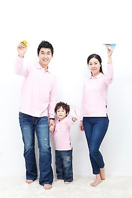 포토 JPG 전신 라이프스타일 여자 남자 행복 아들 어린이 포즈 가족 모션 엄마 날리기 실내 사랑 가족애 서기 미소 웃음 누끼 사람 동양인 소년 성인 라이프 세명 30대 손잡기 희망 카펫 유치원생 기쁨 한국인 자녀 아빠 종이비행기 즐거움 패밀리룩 국내포토 옷 감정 관계 표정 인종 내부 생활 장년 종이접기 파일형식