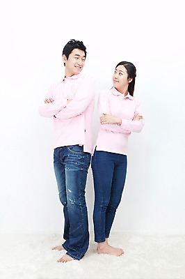 포토 JPG 전신 라이프스타일 부부 커플 여자 남자 포즈 모션 엄마 실내 서기 미소 웃음 누끼 사람 동양인 성인 두명 라이프 30대 팔짱 카펫 한국인 아빠 패밀리룩 장년만 성인만 국내포토 옷 가족 관계 표정 인종 내부 생활 장년 파일형식