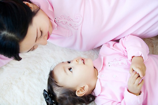 포토 JPG 라이프스타일 여자 딸 행복 포즈 가족 모션 엄마 실내 사랑 가족애 미소 웃음 사람 동양인 상반신 성인 두명 라이프 30대 눕기 카펫 기쁨 한국인 자녀 아기 즐거움 패밀리룩 여자만 국내포토 옷 감정 관계 표정 인종 내부 생활 장년 파일형식