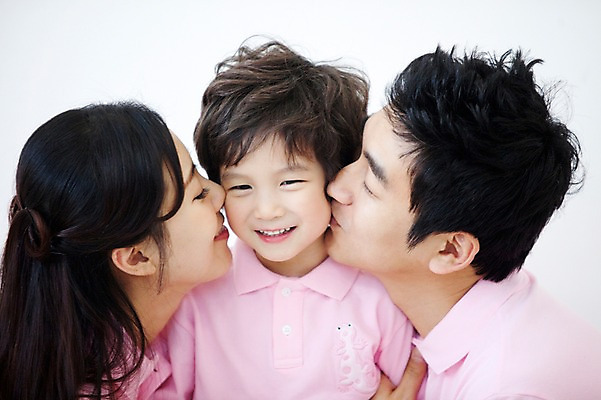 포토 JPG 라이프스타일 여자 남자 행복 아들 어린이 포즈 가족 모션 엄마 키스 실내 사랑 가족애 미소 웃음 누끼 사람 동양인 소년 상반신 성인 라이프 세명 30대 유치원생 기쁨 한국인 자녀 아빠 즐거움 패밀리룩 국내포토 옷 감정 관계 표정 인종 내부 생활 장년 애정표현 파일형식