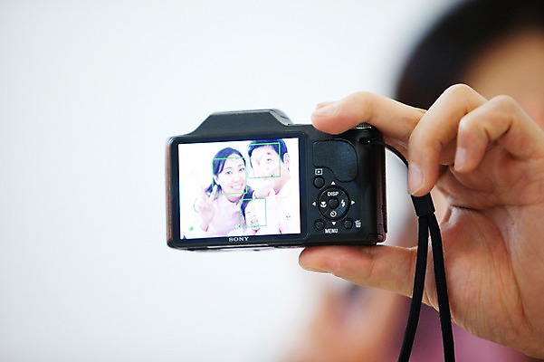 포토 JPG 라이프스타일 손 여자 남자 아들 어린이 가족 엄마 실내 들기 사람 소년 성인 라이프 신체부위 세명 30대 카메라 사진촬영 유치원생 한국인 자녀 아빠 셀프카메라 가족사진 패밀리룩 국내포토 옷 관계 모션 동양인 내부 생활 장년 전자제품 촬영 파일형식 단체사진