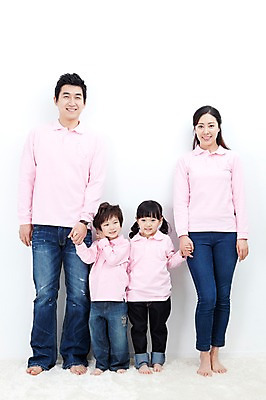 포토 JPG 전신 라이프스타일 여자 남자 딸 행복 아들 어린이 포즈 가족 모션 엄마 실내 사랑 가족애 서기 미소 웃음 누끼 사람 동양인 소년 여러명 성인 라이프 30대 손잡기 카펫 유치원생 기쁨 한국인 자녀 아빠 즐거움 패밀리룩 국내포토 옷 감정 다수 관계 표정 인종 내부 생활 장년 파일형식