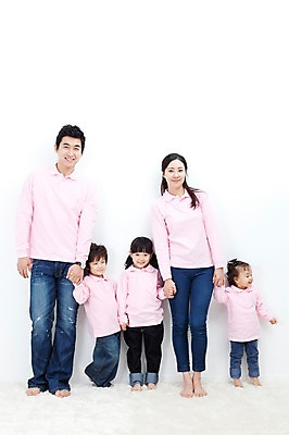 포토 JPG 전신 라이프스타일 여자 남자 딸 행복 아들 어린이 포즈 가족 모션 엄마 실내 사랑 가족애 서기 미소 웃음 누끼 사람 동양인 소년 여러명 성인 라이프 30대 손잡기 카펫 유치원생 기쁨 한국인 자녀 아기 아빠 즐거움 다자녀 패밀리룩 국내포토 옷 감정 다수 관계 표정 인종 내부 생활 장년 파일형식