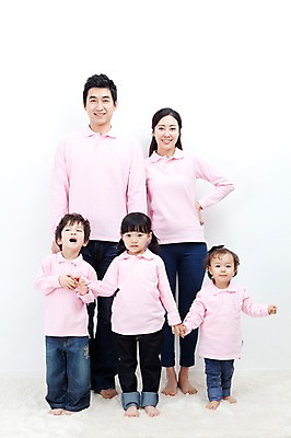 포토 JPG 전신 라이프스타일 여자 남자 딸 행복 아들 어린이 허리손 포즈 가족 모션 엄마 실내 사랑 가족애 서기 미소 웃음 누끼 사람 동양인 소년 여러명 성인 라이프 30대 손잡기 카펫 유치원생 기쁨 한국인 자녀 아기 아빠 즐거움 다자녀 패밀리룩 국내포토 옷 감정 다수 관계 표정 인종 내부 생활 장년 파일형식