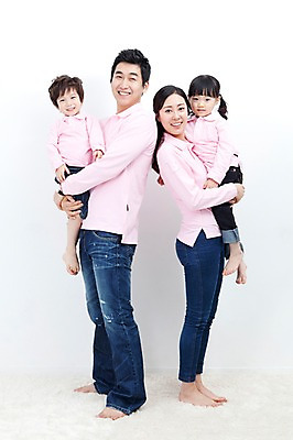 포토 JPG 전신 라이프스타일 여자 남자 딸 행복 아들 어린이 포즈 가족 안기 모션 엄마 실내 사랑 가족애 서기 미소 웃음 누끼 사람 동양인 소년 여러명 성인 라이프 30대 카펫 유치원생 기쁨 한국인 자녀 아빠 즐거움 패밀리룩 국내포토 옷 감정 다수 관계 표정 인종 내부 생활 장년 파일형식