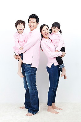 포토 JPG 전신 라이프스타일 여자 남자 행복 아들 어린이 포즈 가족 안기 모션 엄마 실내 사랑 가족애 서기 미소 웃음 누끼 사람 동양인 소년 여러명 성인 라이프 30대 카펫 유치원생 기쁨 한국인 자녀 아빠 즐거움 패밀리룩 국내포토 옷 감정 다수 관계 표정 인종 내부 생활 장년 파일형식