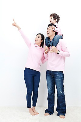 포토 JPG 전신 라이프스타일 여자 남자 행복 아들 어린이 포즈 가족 모션 엄마 실내 사랑 가족애 서기 미소 웃음 누끼 사람 동양인 손짓 소년 성인 라이프 세명 30대 손잡기 카펫 유치원생 기쁨 한국인 자녀 가리킴 목말 아빠 즐거움 패밀리룩 국내포토 옷 감정 관계 표정 인종 내부 생활 장년 파일형식