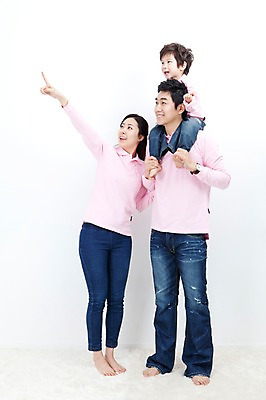 포토 JPG 전신 라이프스타일 여자 남자 행복 아들 어린이 포즈 가족 모션 엄마 실내 사랑 가족애 서기 미소 웃음 누끼 사람 동양인 손짓 소년 성인 라이프 세명 30대 손잡기 카펫 유치원생 기쁨 한국인 자녀 가리킴 목말 아빠 즐거움 패밀리룩 국내포토 옷 감정 관계 표정 인종 내부 생활 장년 파일형식