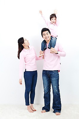 포토 JPG 전신 라이프스타일 여자 남자 행복 아들 어린이 포즈 가족 모션 엄마 실내 사랑 가족애 서기 미소 웃음 누끼 사람 동양인 소년 성인 라이프 세명 30대 손잡기 카펫 유치원생 기쁨 만세 한국인 자녀 목말 아빠 즐거움 패밀리룩 국내포토 옷 감정 관계 표정 인종 내부 생활 장년 파일형식