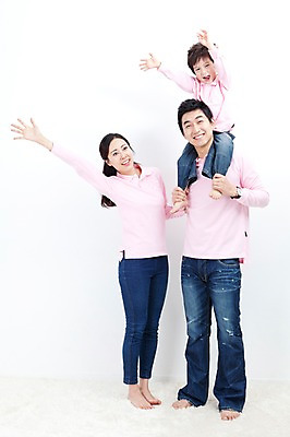 포토 JPG 전신 라이프스타일 여자 남자 행복 아들 어린이 포즈 가족 모션 엄마 실내 사랑 가족애 서기 미소 웃음 누끼 사람 동양인 소년 성인 라이프 세명 30대 손들기 손잡기 카펫 유치원생 기쁨 만세 한국인 자녀 목말 아빠 즐거움 패밀리룩 국내포토 옷 감정 관계 표정 인종 내부 생활 장년 파일형식