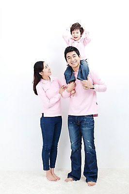 포토 JPG 전신 라이프스타일 여자 남자 행복 아들 어린이 포즈 가족 모션 엄마 실내 사랑 가족애 서기 미소 웃음 누끼 사람 동양인 소년 성인 라이프 세명 30대 손잡기 카펫 유치원생 기쁨 한국인 자녀 목말 아빠 즐거움 패밀리룩 국내포토 옷 감정 관계 표정 인종 내부 생활 장년 파일형식