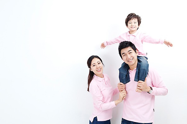 포토 JPG 라이프스타일 여자 남자 행복 아들 어린이 포즈 가족 모션 엄마 팔벌리기 실내 사랑 가족애 서기 미소 웃음 누끼 사람 동양인 소년 상반신 성인 라이프 세명 30대 손잡기 유치원생 기쁨 한국인 자녀 목말 아빠 즐거움 패밀리룩 국내포토 옷 감정 관계 표정 인종 내부 생활 장년 파일형식