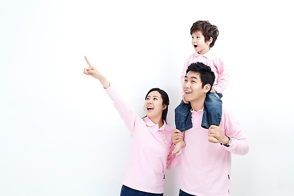 포토 JPG 라이프스타일 여자 남자 행복 아들 어린이 포즈 가족 모션 엄마 실내 사랑 가족애 서기 미소 웃음 누끼 사람 동양인 손짓 소년 상반신 성인 라이프 세명 30대 손잡기 유치원생 기쁨 한국인 자녀 가리킴 목말 아빠 즐거움 패밀리룩 국내포토 옷 감정 관계 표정 인종 내부 생활 장년 파일형식