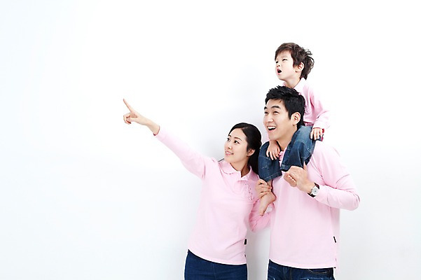 포토 JPG 라이프스타일 여자 남자 행복 아들 어린이 포즈 가족 모션 엄마 실내 사랑 가족애 서기 미소 웃음 누끼 사람 동양인 손짓 소년 상반신 성인 라이프 세명 30대 손잡기 유치원생 기쁨 한국인 자녀 가리킴 목말 아빠 즐거움 패밀리룩 국내포토 옷 감정 관계 표정 인종 내부 생활 장년 파일형식