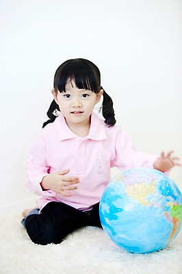 포토 JPG 전신 라이프스타일 여자 딸 어린이 포즈 모션 실내 한명 미소 웃음 누끼 사람 앉기 동양인 지구본 카펫 유치원생 한국인 자녀 패밀리룩 여자만 여자한명만 어린이만 소녀한명만 국내포토 1 옷 가족 표정 인종 내부 생활 소녀만 파일형식