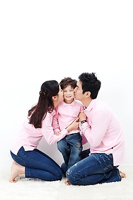 포토 JPG 전신 라이프스타일 여자 남자 행복 아들 어린이 포즈 가족 안기 모션 엄마 실내 사랑 가족애 서기 미소 웃음 누끼 사람 앉기 동양인 소년 성인 라이프 세명 30대 카펫 유치원생 기쁨 한국인 자녀 아빠 즐거움 패밀리룩 국내포토 옷 감정 관계 표정 인종 내부 생활 장년 파일형식