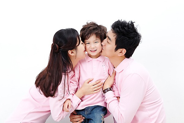 포토 JPG 라이프스타일 여자 남자 행복 아들 어린이 포즈 가족 안기 모션 엄마 키스 실내 사랑 가족애 미소 웃음 누끼 사람 앉기 동양인 소년 상반신 성인 라이프 세명 30대 유치원생 기쁨 한국인 자녀 아빠 즐거움 패밀리룩 국내포토 옷 감정 관계 표정 인종 내부 생활 장년 애정표현 파일형식