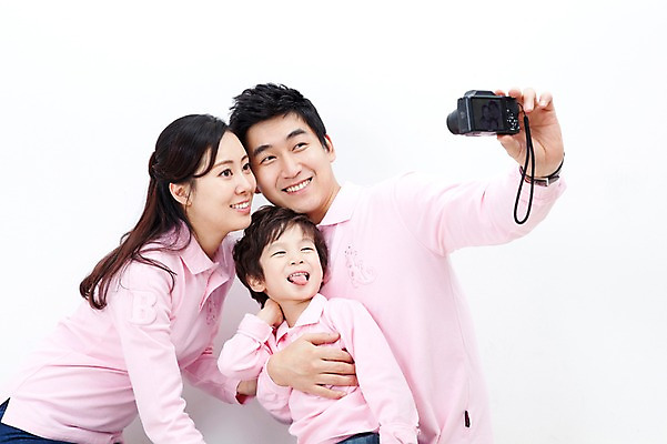 포토 JPG 라이프스타일 여자 남자 행복 아들 어린이 포즈 가족 안기 모션 엄마 실내 사랑 가족애 미소 웃음 들기 누끼 사람 앉기 동양인 소년 상반신 성인 라이프 세명 30대 카메라 사진촬영 유치원생 기쁨 한국인 자녀 아빠 셀프카메라 즐거움 가족사진 패밀리룩 국내포토 옷 감정 관계 표정 인종 내부 생활 장년 전자제품 촬영 파일형식 단체사진