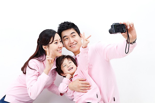 포토 JPG 라이프스타일 여자 남자 행복 아들 어린이 포즈 가족 안기 모션 엄마 실내 사랑 가족애 미소 웃음 들기 누끼 사람 앉기 동양인 손짓 소년 상반신 성인 라이프 세명 30대 카메라 사진촬영 유치원생 기쁨 한국인 자녀 아빠 셀프카메라 즐거움 가족사진 패밀리룩 국내포토 옷 감정 관계 표정 인종 내부 생활 장년 전자제품 촬영 파일형식 단체사진