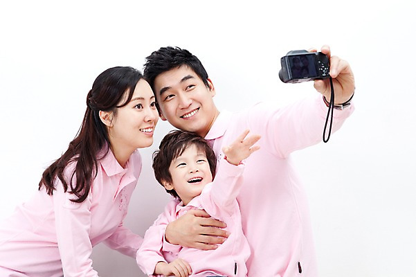 포토 JPG 라이프스타일 여자 남자 행복 아들 어린이 포즈 가족 안기 모션 엄마 실내 사랑 가족애 미소 웃음 들기 누끼 사람 앉기 동양인 소년 상반신 성인 라이프 세명 30대 카메라 사진촬영 유치원생 기쁨 한국인 자녀 아빠 셀프카메라 즐거움 가족사진 패밀리룩 국내포토 옷 감정 관계 표정 인종 내부 생활 장년 전자제품 촬영 파일형식 단체사진